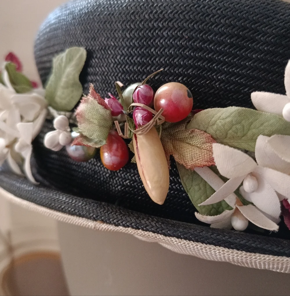 RARE AND STUNNING VINTAGE 1930S/ 40S BLACK STRAW HAT W/ VTG FLORALS AND FRUIT !